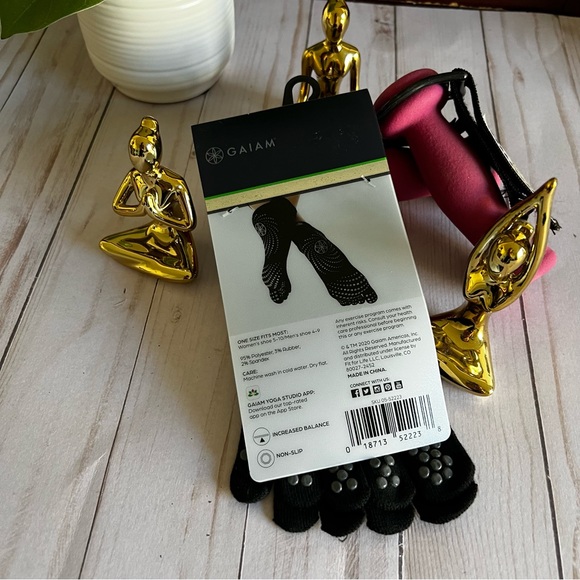 NWT GAIAM YOGA SOCKS, All grip, no slip. One size. Unisex - Picture 3 of 9
